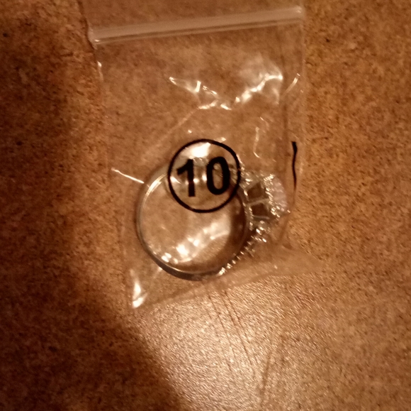 Absolutely gorgeous rhinestone heart ring - Picture 4 of 7